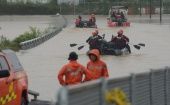 Rescatistas surcoreanos sacaron este domingo ocho cuerpos de un túnel inundado donde unos 15 vehículos quedaron atrapados.