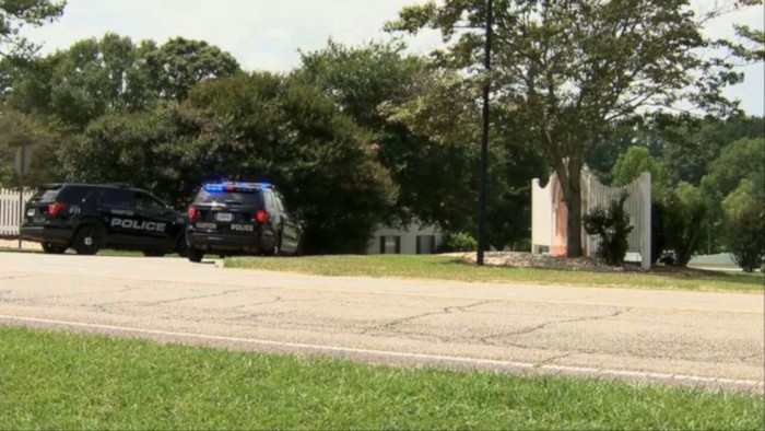 Se está llevando a cabo una búsqueda de un hombre armado que disparó fatalmente a cuatro personas en Hampton, Georgia, el sábado por la mañana, dijo la policía.