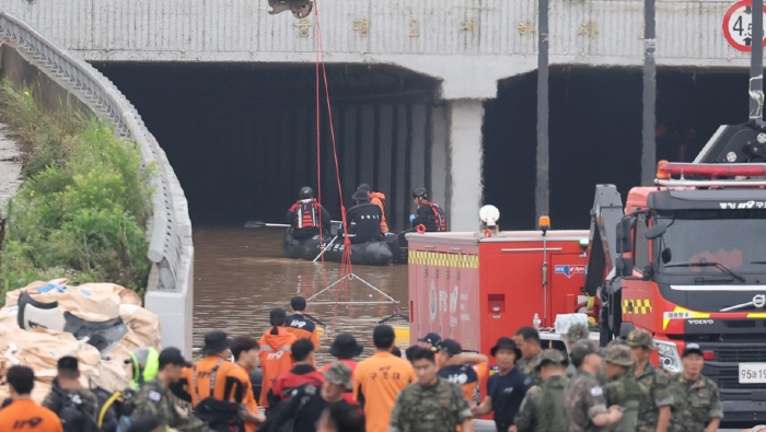 La carretera subterránea de Osong en la ciudad central de Cheongju se inundó el sábado cuando un río cercano se desbordó.