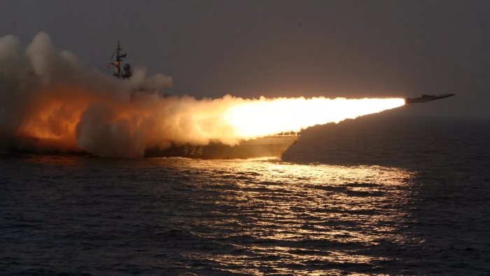 El ataque fue ejecutado con armas de precisión de emplazamiento naval que permitieron batir los objetivos previstos.