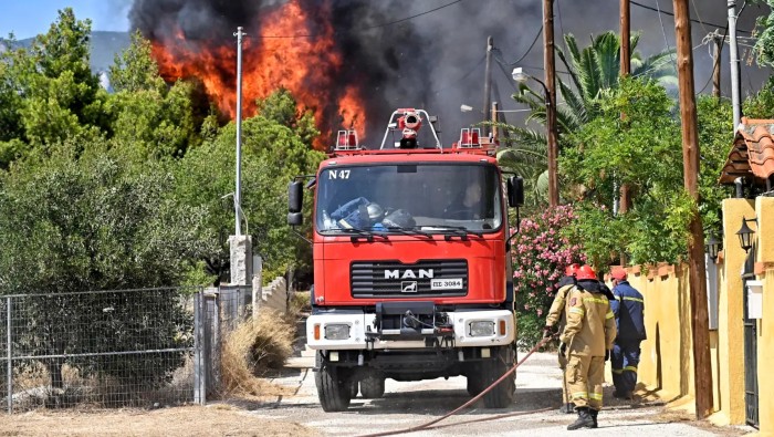 Alrededor 250 bomberos con 75 vehículos, 9 aviones cisterna y 11 helicópteros lidian contra el incendio de Nea Peramos.