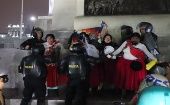 Integrantes de la Policía peruana golpearon a mujeres aymaras que ingresaron a la plaza San Martín, en Lima.