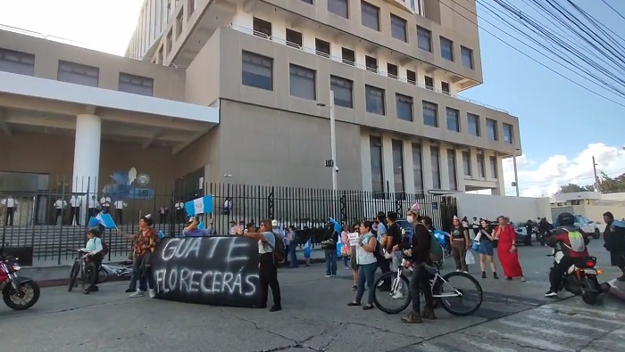Durante varias jornadas, manifestantes se han congregado frente al Ministerio Público en rechazo a la fiscal general, Consuelo Porras, y su intrusión en el proceso electoral.