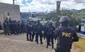 Funcionarios de la Policía de Guatemala se preparan para retomar el control del centro penitenciario de la capital el país.
