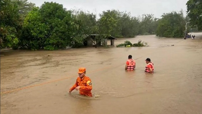 El tifón Doksuri inundó poblados ubicados en zonas bajas y desplazó casi 16.000 personas al azotar provincias del norte de Filipinas.