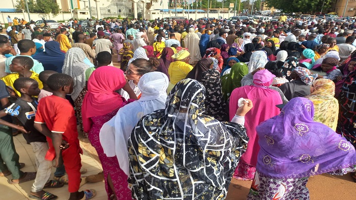 La Presidencia de Níger en su cuenta en Twitter anunciaba que “manifestaciones espontáneas de defensores de la democracia estallaron por toda la ciudad de Niamey