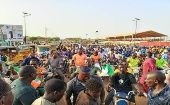 Cientos de personas permanecen en las calles de la capital de Níger en repudió al golpe de Estado en el país.