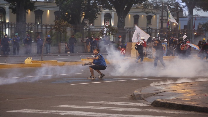 El corresponsal de Telesur, Jaime Herrera comunicó que la represión en horas de la tarde noche “es irracional, disparan granadas lacrimógenas sin control