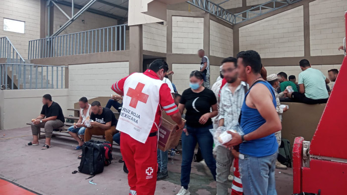 Los ciudadanos extranjeros fueron enviados a un centro de usos múltiples con el propósito de darles atención médica y alimentos.