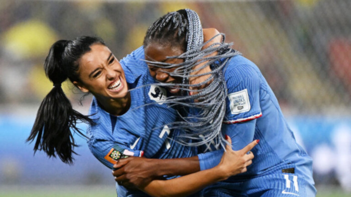Una luchadora selección de Brasil cayó el sábado 2-1 ante Francia en un reñido partido por el Mundial Femenino.