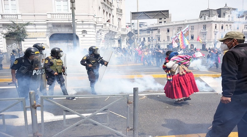 Al igual que en ocasiones anteriores, este sábado las valientes mujeres aymaras pagaron caro el precio de marchar en primera línea contra la dictadura de Boluarte y recibieron en sus cuerpos la huella de la represión.