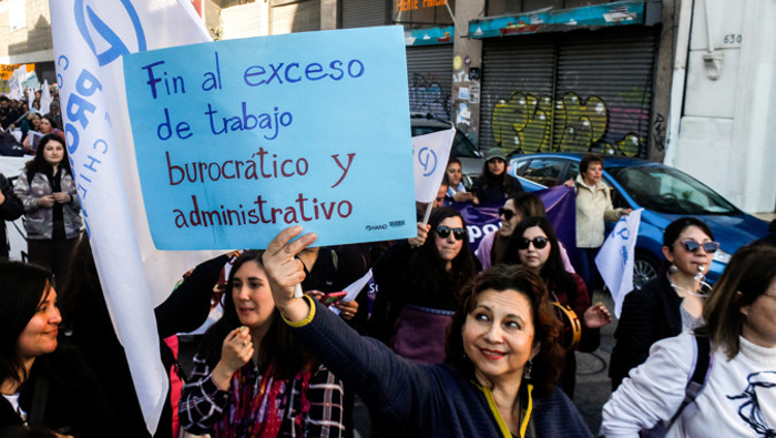 Los docentes chilenos demandan una serie de medidas para acabar con trámites burocráticos en la educación.