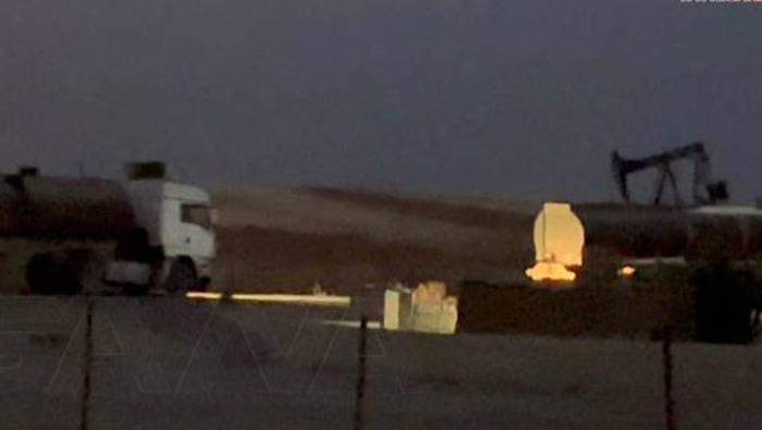 los militares del Estados Unidos sacaron hacia Iraq a través del cruce fronterizo ilegal de Mahmoudia, un convoy de 30 camiones cisterna