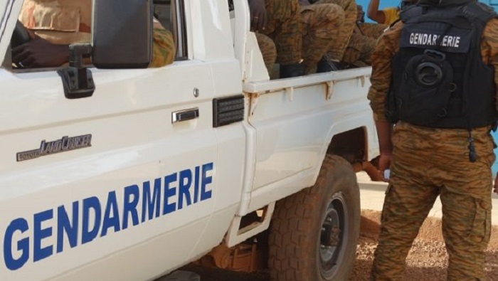 En Burkina Faso, la Unidad de Intervención Especial de la Gendarmería Nacional efectúa ejercicios de simulación de atentado terrorista como parte de su preparación.
