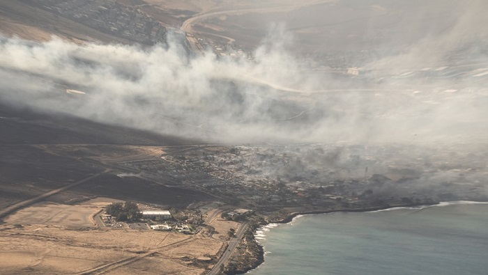 Los incendios comenzaron a primera hora del martes, poniendo en peligro viviendas, empresas y servicios públicos, así como a más de 35.000 personas en la isla Maui.