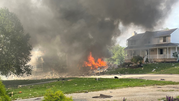 Equipos de al menos 18 departamentos de bomberos trabajaron para apagar las llamas con la ayuda de camiones cisterna de agua de los condados de Allegheny y Westmoreland, dijeron las autoridades.