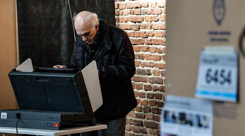 En el caso de la ciudad de Buenos Aires, los votantes deben sufragar también, de forma electrónica, por los precandidatos a Jefatura de Gobierno y otros cargos locales.