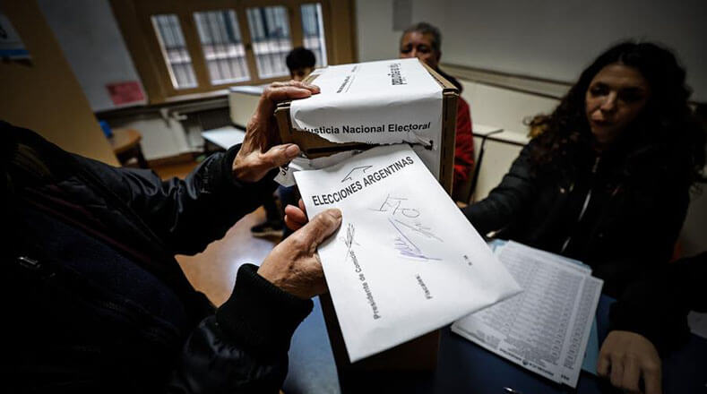 De acuerdo con la normativa establecida, los argentinos que se encuentren en el exterior sólo podrán votar en los venideros comicios generales.