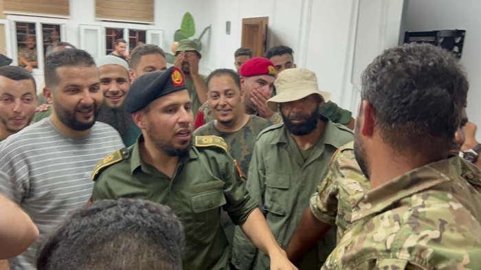 El comandante Hamza (al centro) fue entregado a una tercera milicia que actuó como mediadora, la Agencia de Apoyo a la Estabilidad.
