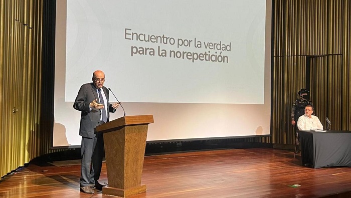 Según Jiménez Naranjo (en segundo plano), eran objetivos militares reconocidos nombres de la política colombiana actual como el presidente Gustavo Petro y el canciller Álvaro Leyva (en primer plano).