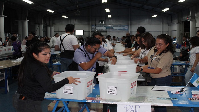 Miles de personas participaron en la conformación y traslado de las cajas con material electoral.