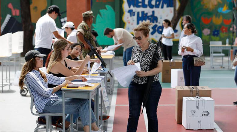 Más de 400.000 ecuatorianos en el exterior también fueron convocados para participar en estos comicios, proceso que se realiza en modo telemático, de los cuales más de 120.000 se inscribieron para votar.