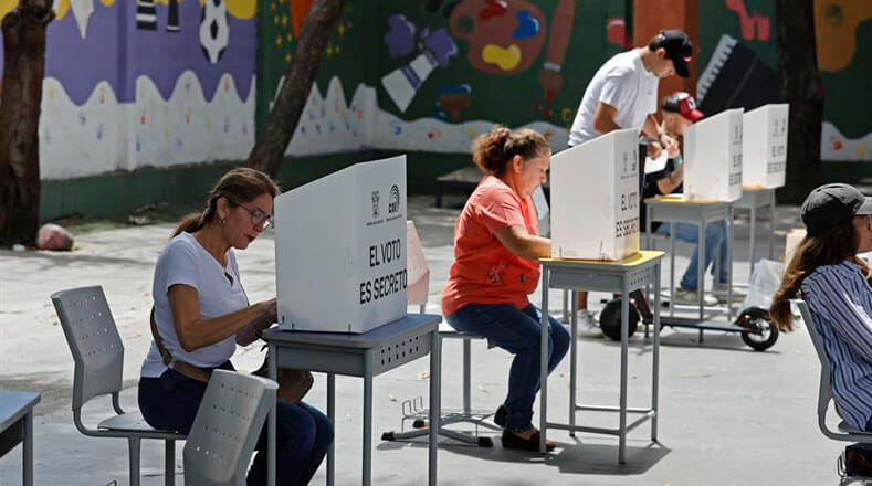 El CNE informó que aproximadamente a las 19H30 (hora local) empezarán a visualizarse los resultados de las elecciones anticipadas. En caso necesario, la segunda vuelta presidencial se realizaría el próximo 15 de octubre.