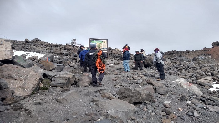Autoridades mexicanas activaron un grupo de búsqueda y rescate de montaña para trabajar en la recuperación de los cuerpos de los alpinistas.