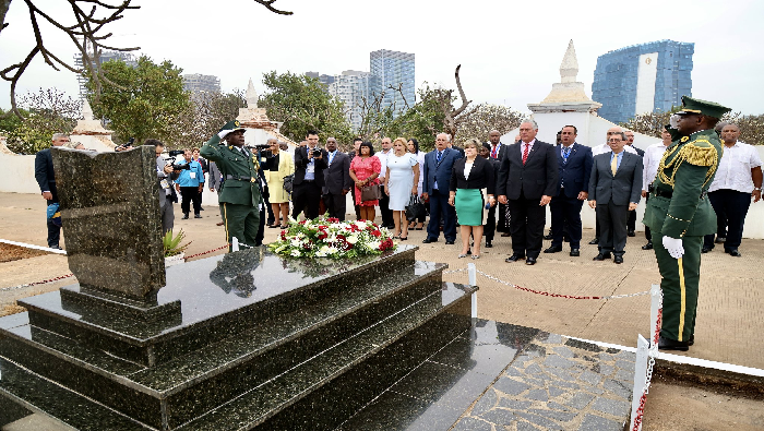El mandatario extendió el homenaje a todos los internacionalistas cubanos caídos en el país africano.