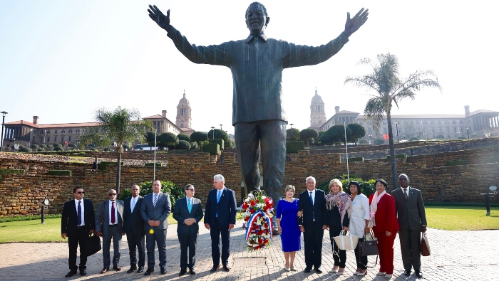 El jefe de Estado colocó la ofrenda floral ante la estatua de nueve metros como primera actividad en Sudáfrica.