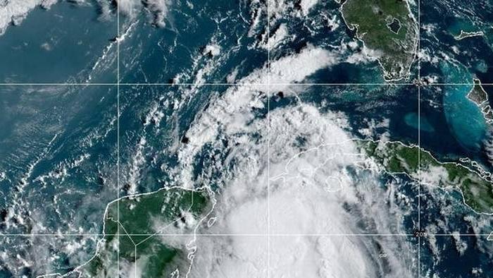 Los meteorólogos del Centro Nacional de Huracanes (NHC) pronosticaron una rápida intensificación de Idalia, la cual se convertirá en un huracán de categoría 3 (de un máximo de 5) el martes.