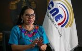 La presidenta del Consejo Nacional Electoral de Ecuador, Diana Atamaint, dio su voto a favor de implementar la votación presencial en el exterior.