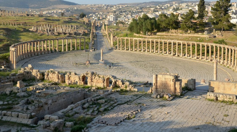 Jerash fue fundada entre los siglos IV y III antes de Cristo (a.C) sobre un asentamiento ya existente en el Neolítico y en la Edad de Bronce. En la actualidad, es una de las ciudades romanas mejor conservadas y más importantes de Oriente Próximo.