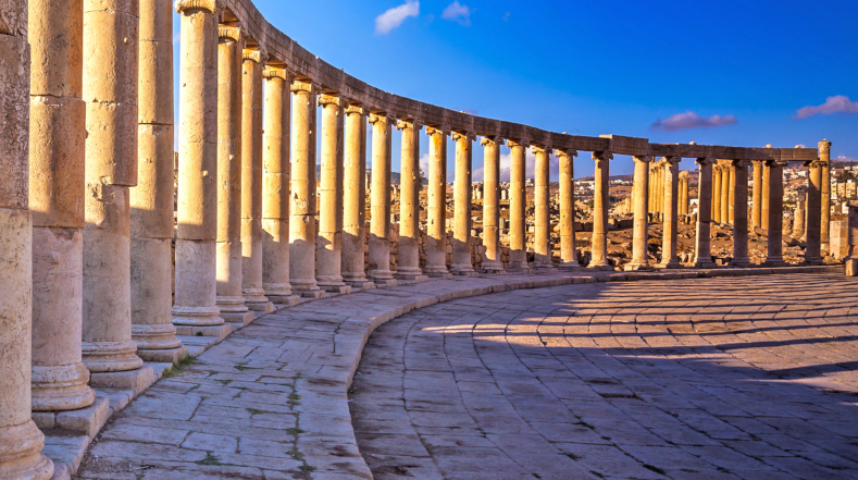 Uno de los sitios que más sobresale dentro de la urbe es la avenida de las Columnas, de 800 metros de longitud, las cuales constituyeron el centro de Jerash y ocuparon la principal vía.