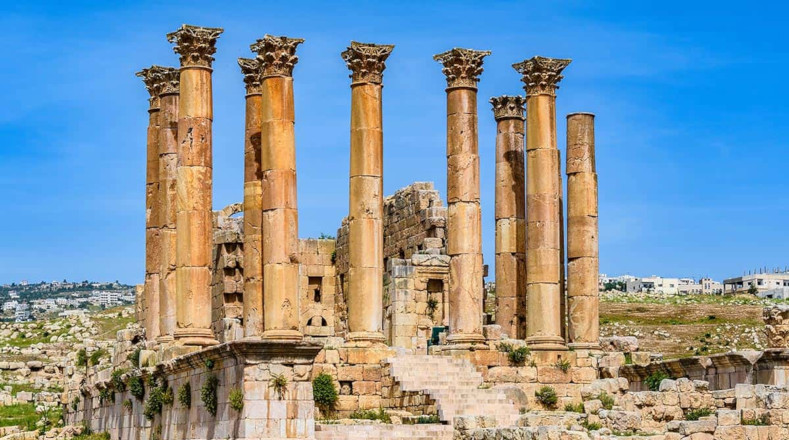 Al norte, se encuentra uno de los mayores santuarios de la ciudad: el templo consagrado a la diosa Artemisa. En él aún se conservan 11 de las 12 columnas corintias que lo componían.