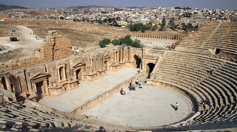 En Jerash hay dos teatros. El más grande de estos, ubicado al sur, posee capacidad para 3.500 espectadores y se destaca por la calidad de la acústica amplificada por los nichos de la base del podio.