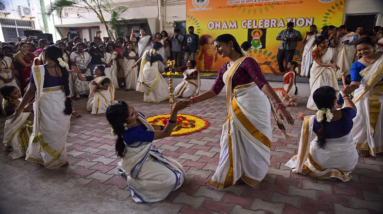 Con vestidos tradicionales realizan una danza folclórica de Kerala durante las celebraciones del festival Onam.