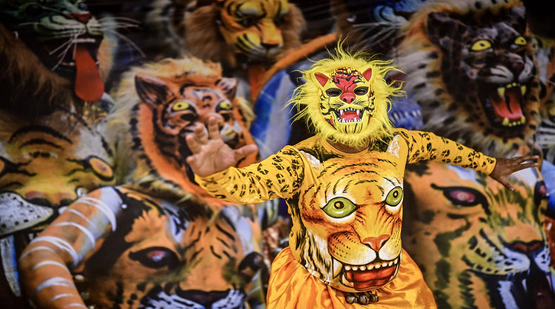 Durante la celebración no pueden faltar las danzas tradicionales es Thiravathira kali, el cuarto día, bailarines y músicos se disfrazan de animales como tigres, leopardos y cazadores para interpretar el Pulikkali esta danza recrea  la caza del tigre y resulta muy animado.