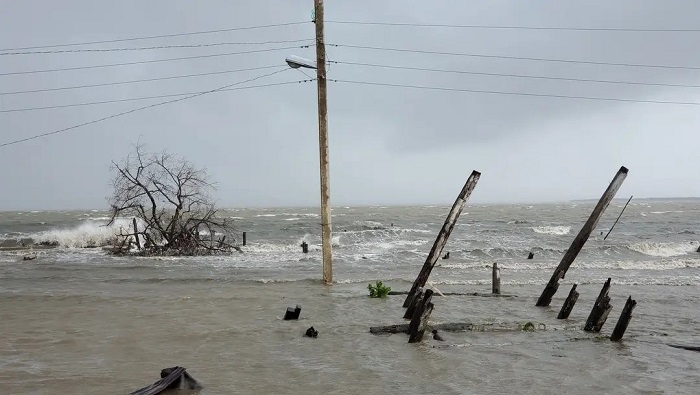 Las intensas lluvias y los vientos de Idalia azotaron Cuba causando afectaciones en viviendas y, sobre todo, dejando a cientos de miles de personas sin fluido eléctrico.