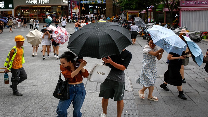 Pronostican fuertes rachas de vientos, intensas lluvias en las zonas del sur y la costa de Guangdong entre este sábado y el domingo.