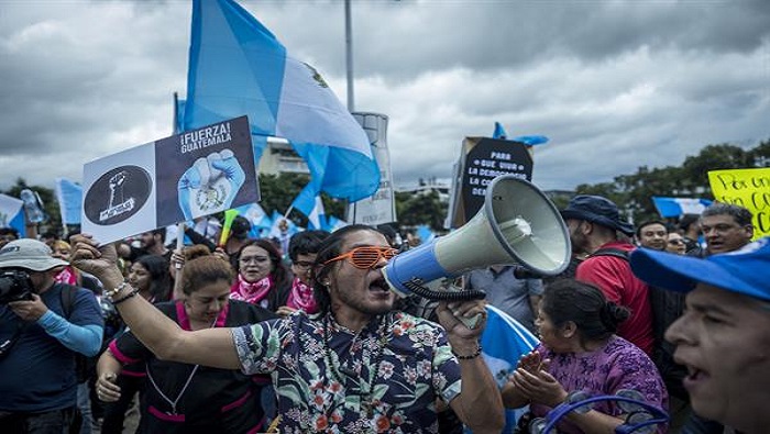 Los manifestantes exigieron la renuncia de la fiscal general, Consuelo Porras, y de los fiscales Rafael Curruchiche y Cinthia Monterroso, quienes han encabezado los casos de criminalización.