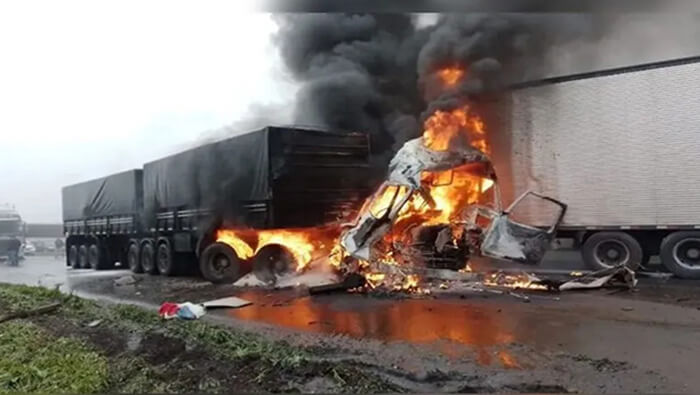La Policía de Carreteras de Paraná indico que uno de los camiones involucrados en el accidente se incendio tras colisionar con otro camión.