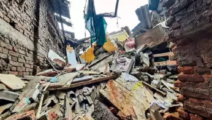 El hecho ocurrió en el área de Bhiwandi, distrito Thane, cuando por causas aún desconocidas se derrumbó la parte trasera de un edificio de viviendas de dos plantas y varias personas quedaron atrapadas durante más de una hora.