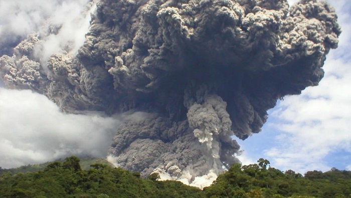 El Reventador es un estratovolcán. Tiene una altitud de 3.480 metros sobre el nivel del mar y se considera uno de los más activos en el llamado arco volcánico ecuatoriano.
