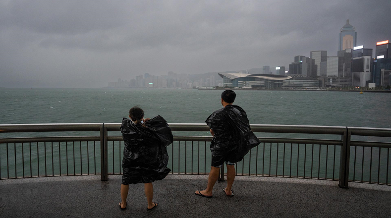 El 31 de agosto, las autoridades locales declararon advertencia roja (máxima) en el sur de China por el acercamiento del tifón Saola.