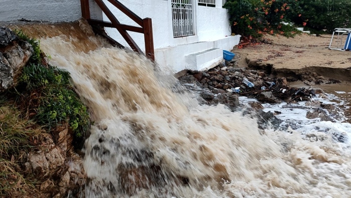 Grecia ha sido la nación más afectada por la tormenta “que continúa afectando el centro del país.
