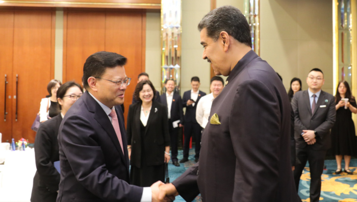 La reunión entre el mandatario del país suramericano y el líder político chino se llevó a cabo en un hotel de la ciudad de Shenzhen, en la provincia de Cantón.