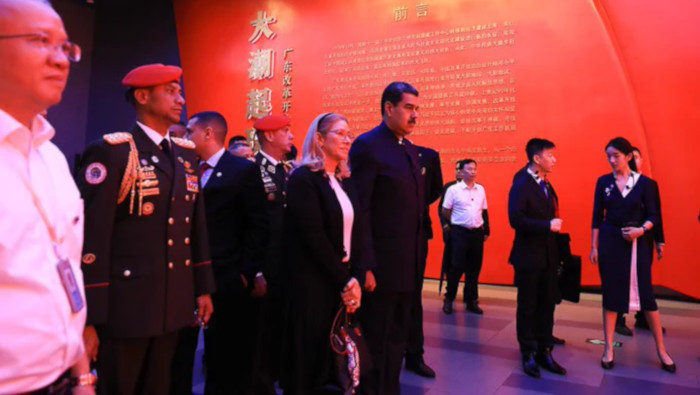 El jefe de Estado firmó este sábado el Libro de Visitantes Ilustres del Museo de Planificación Urbana y Arte Contemporáneo de Shenzhen.