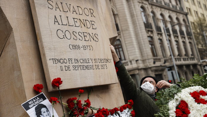 Allende -consciente del inminente bombardeo aéreo sobre el palacio de La Moneda- dijo: “Yo no voy a renunciar. Pagaré con mi vida la lealtad del pueblo