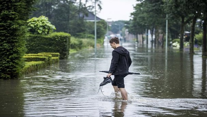 La ciudad de Maastricht ha sido la zona más afectada, y en ella se reportan inundaciones en la estación del tren y varias carreteras han tenido que cerrar. 